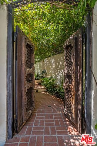 1811 Courtney Avenue, Los Angeles, CA 90046