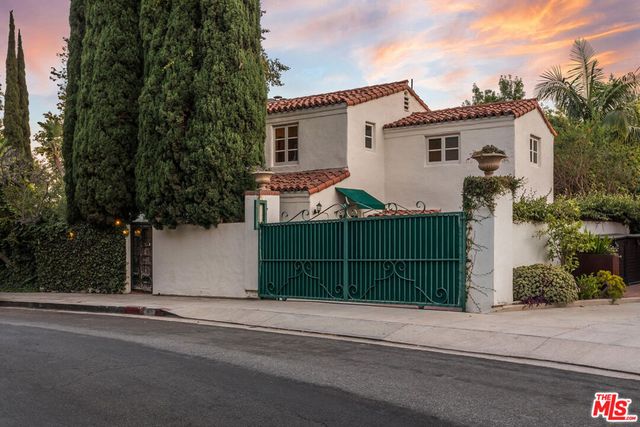 1811 Courtney Avenue, Los Angeles, CA 90046