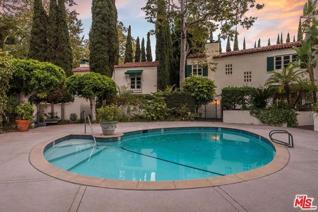 1811 Courtney Avenue, Los Angeles, CA 90046