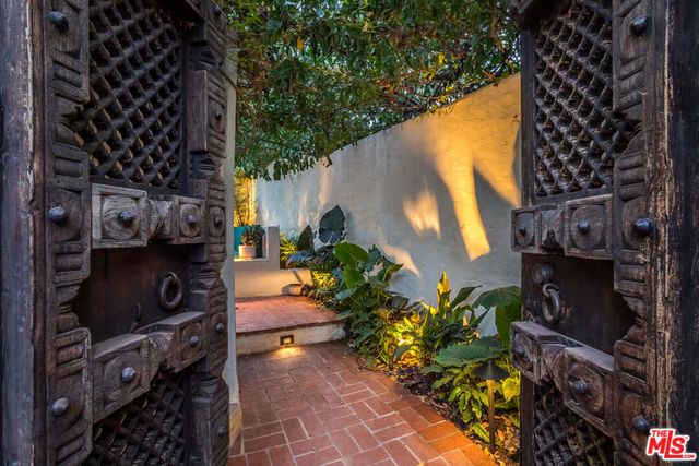 1811 Courtney Avenue, Los Angeles, CA 90046