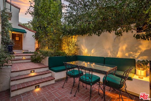 1811 Courtney Avenue, Los Angeles, CA 90046