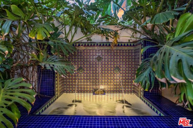 1811 Courtney Avenue, Los Angeles, CA 90046