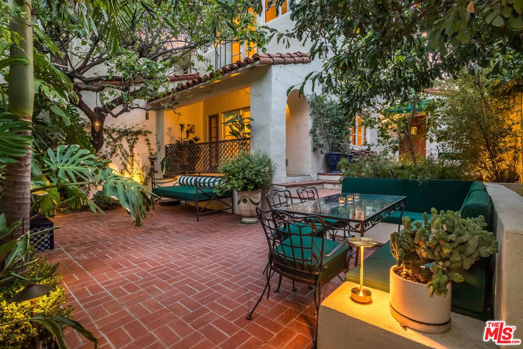 1811 Courtney Avenue, Los Angeles, CA 90046