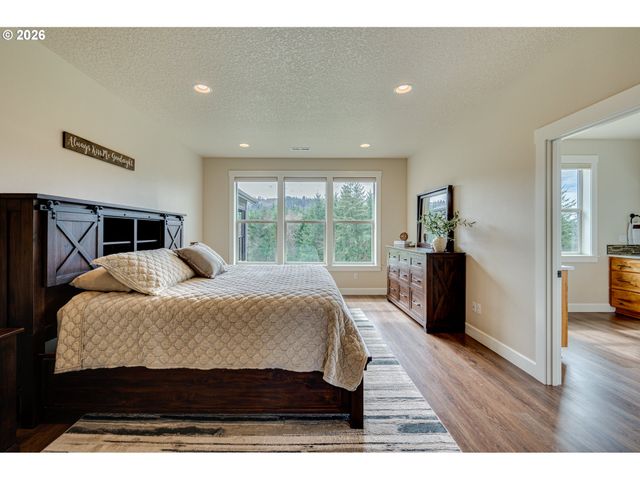 300 CROSS CREEK Rd, Kelso, WA 98626