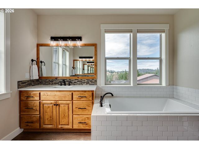 300 CROSS CREEK Rd, Kelso, WA 98626