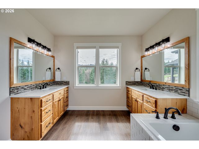 300 CROSS CREEK Rd, Kelso, WA 98626