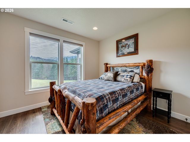 300 CROSS CREEK Rd, Kelso, WA 98626