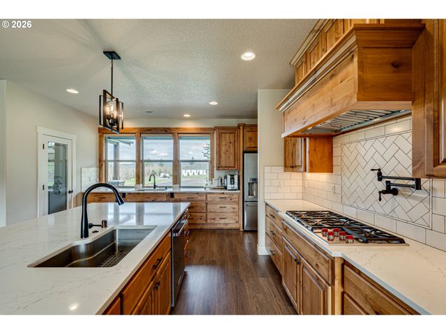 300 CROSS CREEK Rd, Kelso, WA 98626