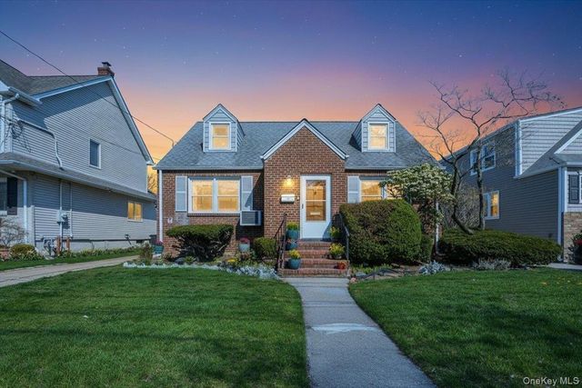 10 Dorothy Place, Lynbrook, NY 11563