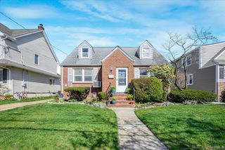 10 Dorothy Place, Lynbrook, NY 11563
