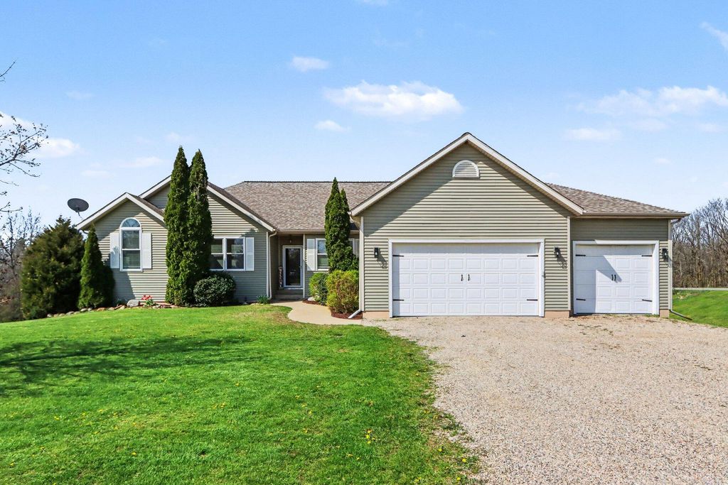 10064 Eightway Street, Plainwell, MI 49080