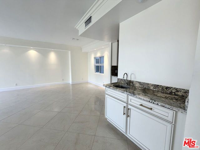 121 S Palm Drive 404, Beverly Hills, CA 90212