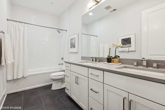 5748 N Hermitage Avenue 102, Chicago, IL 60660