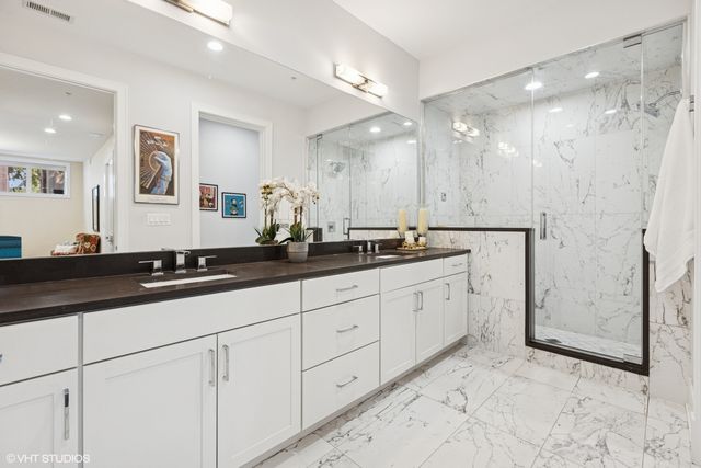 5748 N Hermitage Avenue 102, Chicago, IL 60660