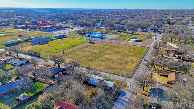 600 E Nelson Street, Bowie, TX 76230