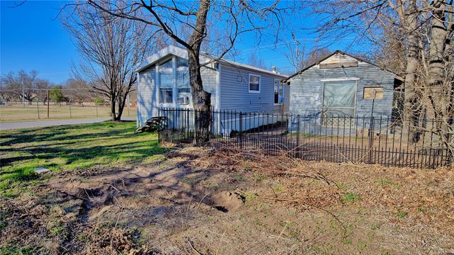 600 E Nelson Street, Bowie, TX 76230