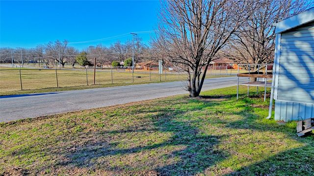 600 E Nelson Street, Bowie, TX 76230