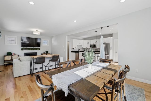 50 Clover Lane, Londonderry, NH 03053