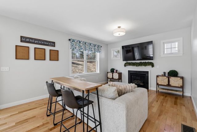 50 Clover Lane, Londonderry, NH 03053