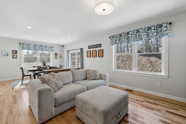 50 Clover Lane, Londonderry, NH 03053