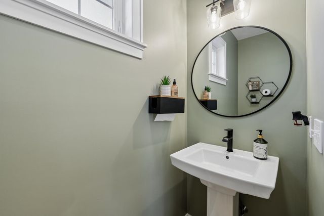 50 Clover Lane, Londonderry, NH 03053