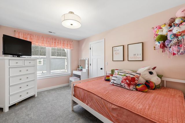 50 Clover Lane, Londonderry, NH 03053