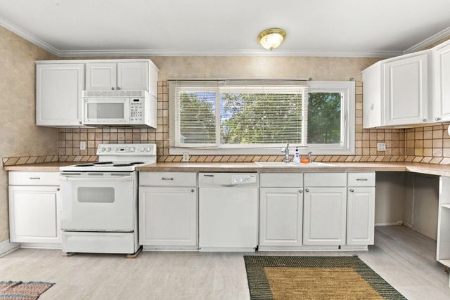 9445 Highland Drive, Grosse Ile Twp, MI 48138