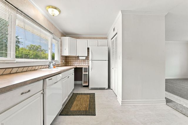 9445 Highland Drive, Grosse Ile Twp, MI 48138