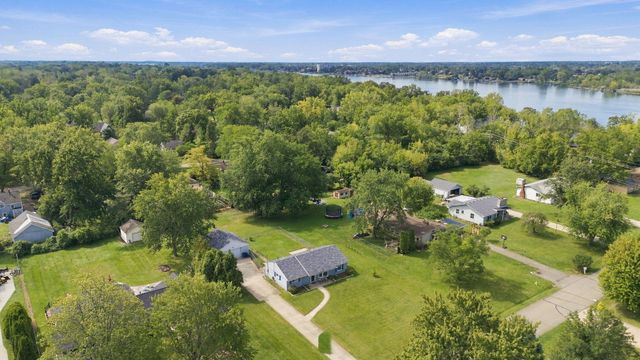9445 Highland Drive, Grosse Ile Twp, MI 48138