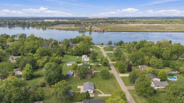 9445 Highland Drive, Grosse Ile Twp, MI 48138