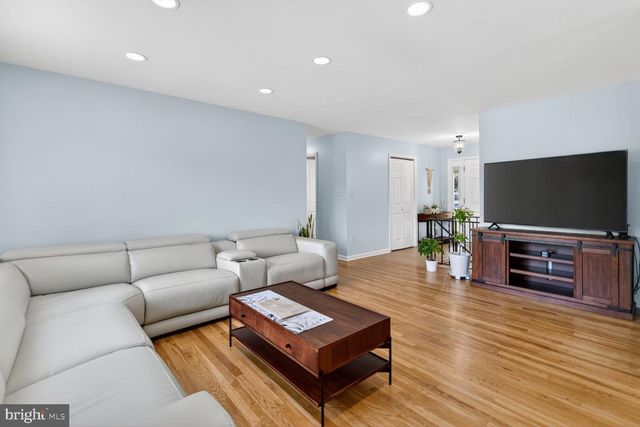 6811 SYDENSTRICKER RD, Springfield, VA 22152