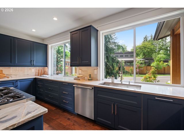 3850 LAKE GROVE Ave, Lake Oswego, OR 97035