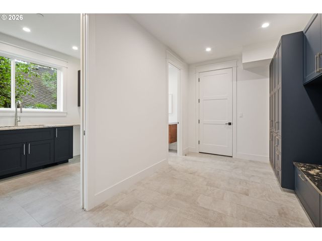 3850 LAKE GROVE Ave, Lake Oswego, OR 97035