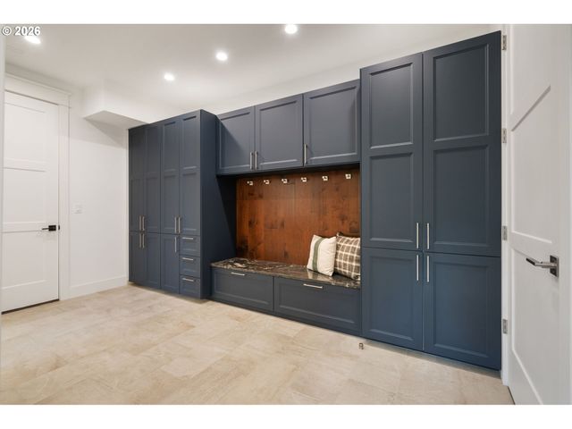 3850 LAKE GROVE Ave, Lake Oswego, OR 97035