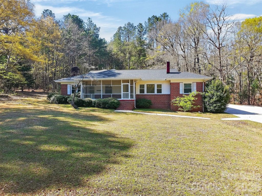46 Pinecrest Avenue, Great Falls, SC 29055