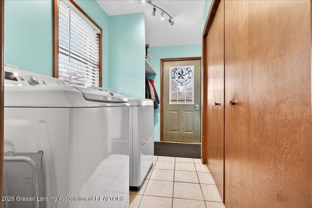 6910 Calson Drive, Lansing, MI 48911