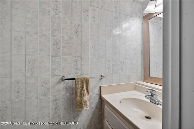 6910 Calson Drive, Lansing, MI 48911