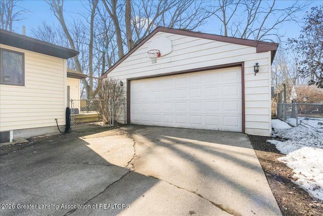 6910 Calson Drive, Lansing, MI 48911