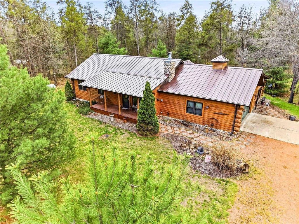 N8273 Oak Hollow Trail, New Lisbon, WI 53950