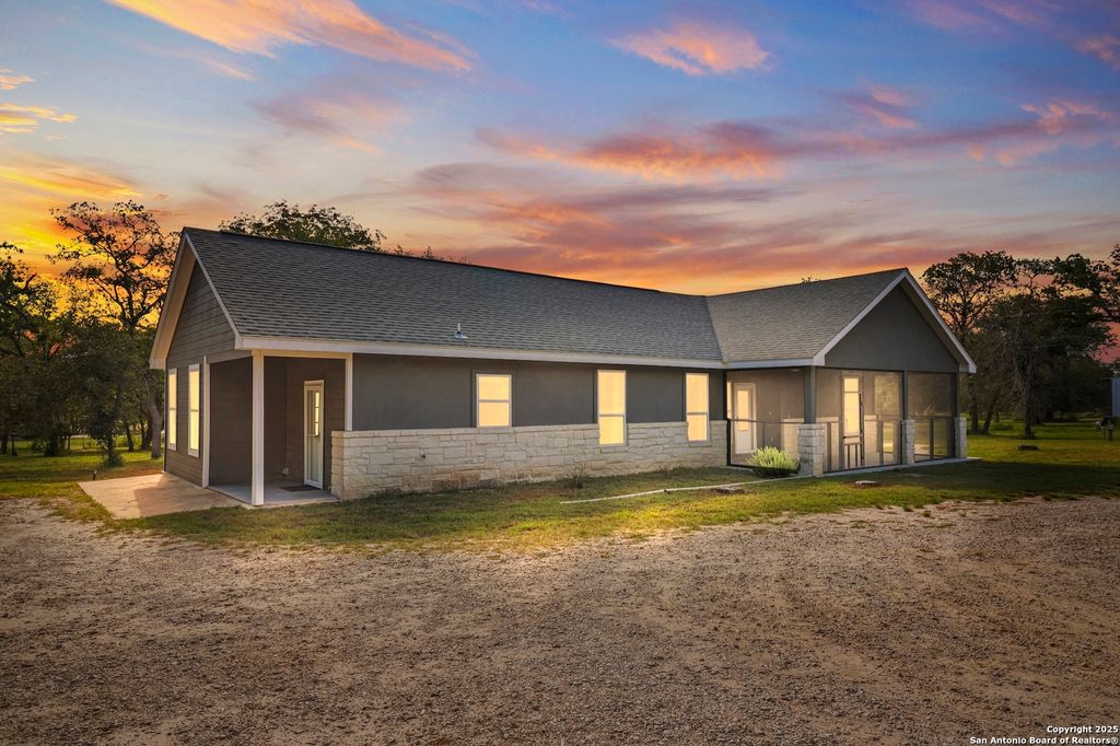 281 Wood Valley Dr, Adkins, TX 78101
