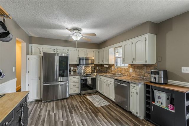 404 SW Shamrock Place, Blue Springs, MO 64014