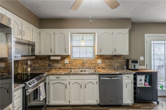 404 SW Shamrock Place, Blue Springs, MO 64014