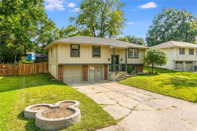 404 SW Shamrock Place, Blue Springs, MO 64014