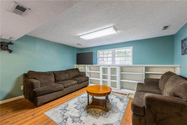 404 SW Shamrock Place, Blue Springs, MO 64014