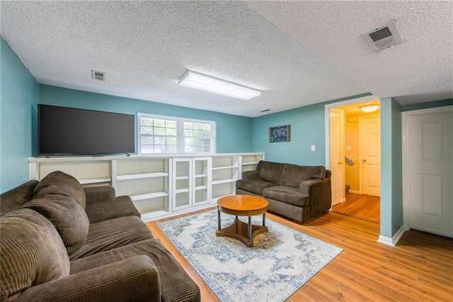 404 SW Shamrock Place, Blue Springs, MO 64014