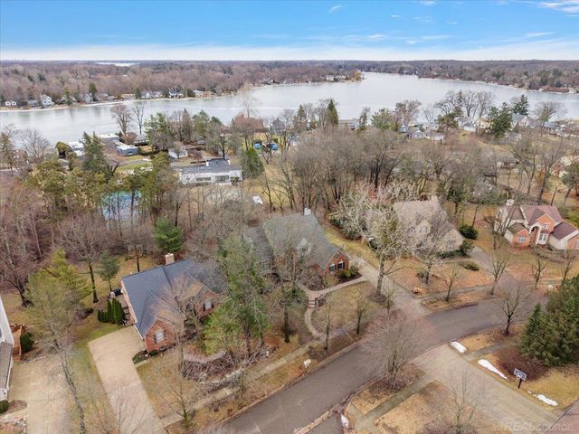 2757 W Bloomfield Oaks Drive, West Bloomfield Twp, MI 48324