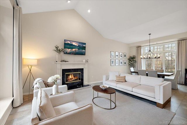 2757 W Bloomfield Oaks Drive, West Bloomfield Twp, MI 48324