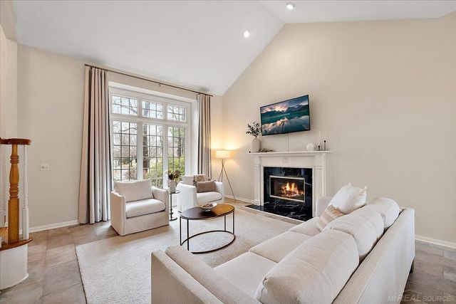 2757 W Bloomfield Oaks Drive, West Bloomfield Twp, MI 48324