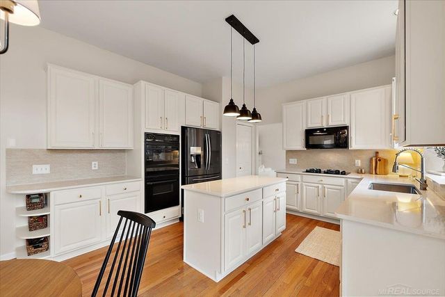 2757 W Bloomfield Oaks Drive, West Bloomfield Twp, MI 48324