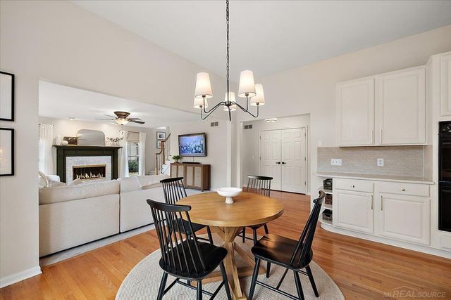 2757 W Bloomfield Oaks Drive, West Bloomfield Twp, MI 48324